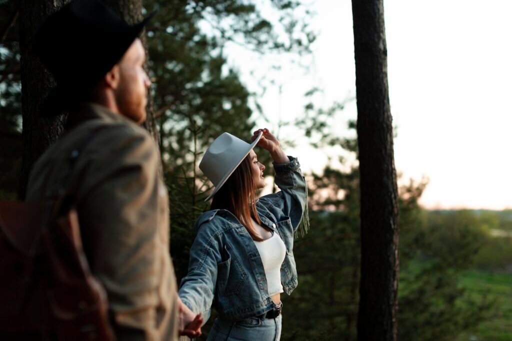 tiro-medio-feliz-pareja-cogidos-de-la-mano